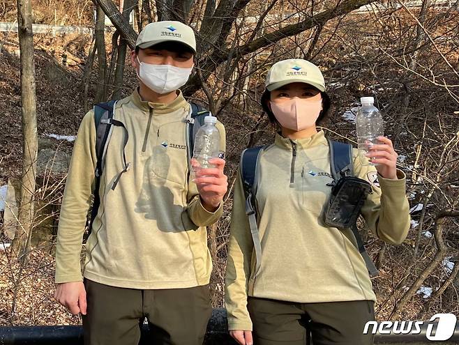재생섬유로 만든 순찰복을 입은 국립공원공단 직원들(환경부 제공) ⓒ 뉴스1