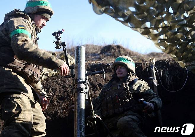 27일 (현지시간) 우크라이나 도네츠크의 바흐무트 전선에서 병사가 러시아 군을 향해 발사할 박격포를 발사하고 있다. ⓒ AFP=뉴스1 ⓒ News1 우동명 기자
