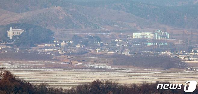 경기도 파주시 오두산 통일전망대에서 바라본 북한 개풍군 마을 일대. 2023.1.1/뉴스1 ⓒ News1 이승배 기자
