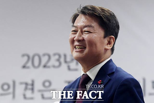 안 의원은 "포기하지 않는 정대만의 모습과 안선생님의 팀의 단합을 강조하시는 모습은 큰 울림을 주곤 한다"며 "'여러분들은 강한 팀이에요'라는 안선생님의 말씀에 '우리는 강하다'를 외치는 선수들의 모습은 큰 감동이 된다. 서로의 장점을 극대화해서 하나 되게 하는 것이 리더의 자질" 이라고 강조했다. /이선화 기자