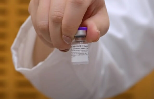 화이자 백신 접종을 준비하는 의료진의 모습. (사진=미국 CBS의 탐사보도 프로그램 '60분' 캡쳐)