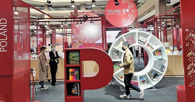 31일 개막한 타이베이 국제도서전 전시장에서 관람객들이 주빈국인 폴란드관을 돌아보고 있다. /타이베이=곽아람 기자