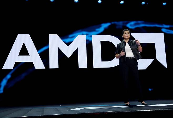 리사 수 AMD 최고경영자(CEO)가 2019년 세계 최대 가전 박람회인 미국 라스베이거스 CES 행사에서 발표하는 모습.