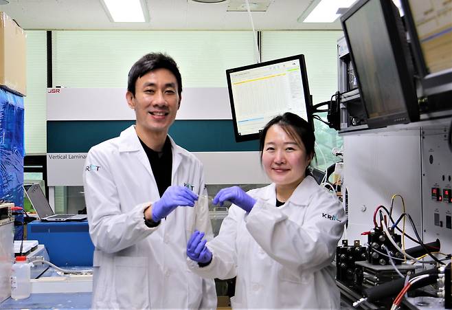 김태호 한국화학연구원 화학소재연구본부 에너지소재연구센터장(왼쪽)과 안수민 박사후 연구원이 새로 개발한 전해질막 소재를 들고 있다. /한국화학연구원 제공