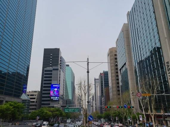 지난해 4.4분기 전국 오피스 임대가격은 전년동기대비 0.41% 증가한 반면 투자수익률은 1.63% 하락한 것으로 나타났다. 사진은 서울 강남구 테헤란로 주변의 오피스 빌딩 모습. 사진=김희수 기자