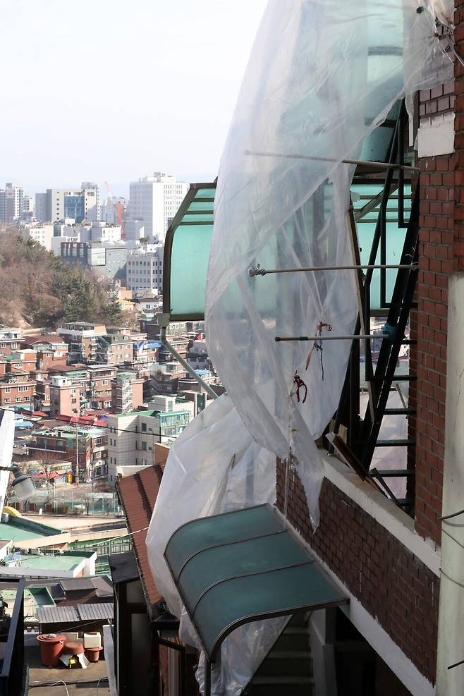 1일 서울 종로구 창신동 한 주택의 계단 통로에 붙여둔 방풍·방한용 비닐이 바람에 휘날리고 있다. 김혜윤 기자