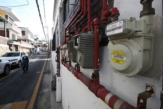 1일 서울 종로구 창신동 주택가에 설치된 가스계량기가 작동하고 있다. 김혜윤 기자