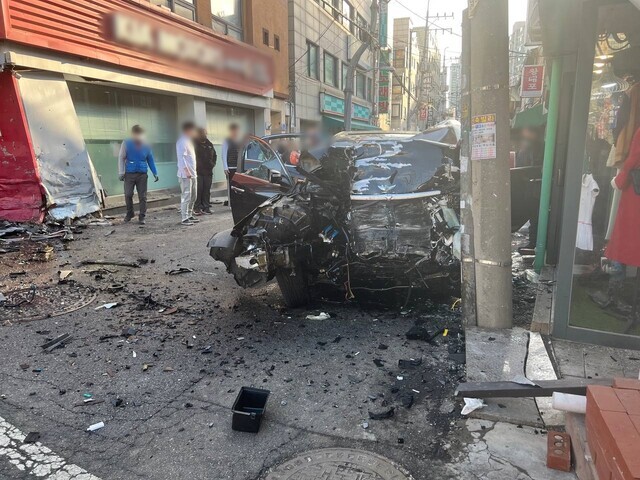 1일 오후 4시12분 서울 마포구 공덕동의 한 이면도로에서 주행 중이던 제네시스 차량이 건물을 들이받아 운전자와 보행자가 사망했다. 이우연 기자