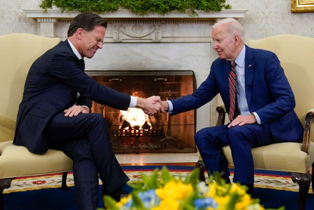 조 바이든(오른쪽) 미국 대통령이 지난달 17일 백악관 집무실에서 마르크 뤼터 네덜란드 총리와 회담하며 악수하고 있다. AP 뉴시스