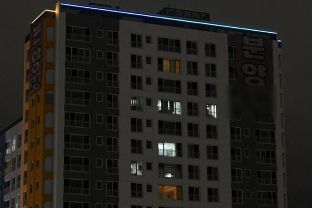 대구 북구 칠성동의 한 미분양 아파트에 불이 띄엄띄엄 켜져 있다. 최주연 기자
