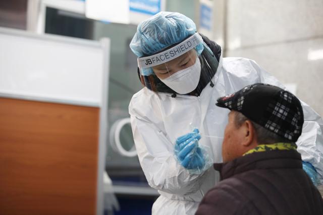 1일 서울 동대문구 보건소 선별진료소에서 의료진이 한 시민을 대상으로 코로나19 검체 채취를 하고 있다. 뉴시스