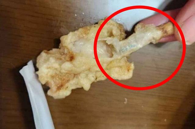 배달음식 등에서 이물질을 발견했을 땐 증거를 남기고 식약처, 한국소비자원에 신고한다./사진=온라인 커뮤니티 캡처