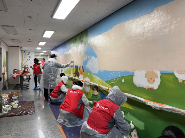 LG유플러스 직원들이 지난해 연말 서울 마포구 '삼동소년촌'에서 벽화 그리기 봉사활동을 펼치는 모습. LG유플러스 제공