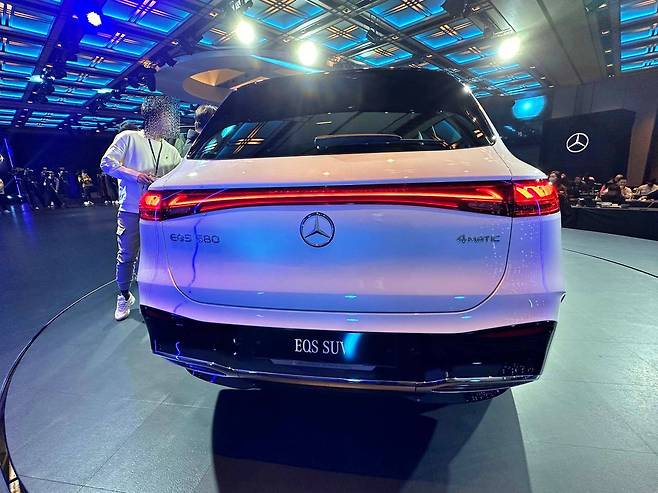 벤츠코리아 ‘더 뉴 EQS SUV’ 후면부. 출처=IT동아
