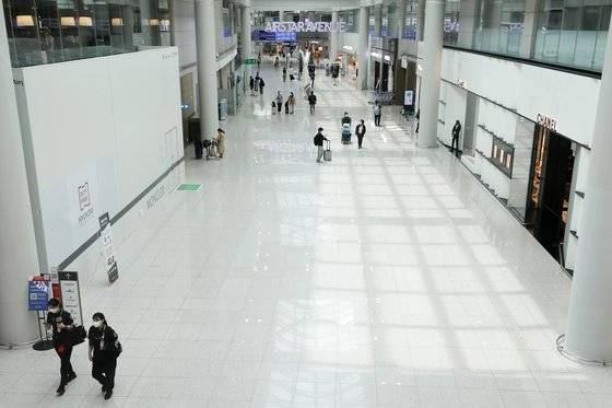 지난해 5월 29일 인천국제공항 면세점이 한산한 모습을 보이고 있다. 뉴스1
