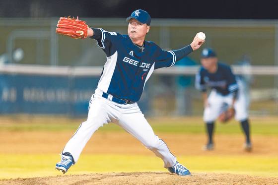 Koo Dae-sung pitches for Geelong Korea in a game against the Adelaide Giants at Dicolor Australia Stadium in West Beach, Australia in January.  [GEELONG KOREA]