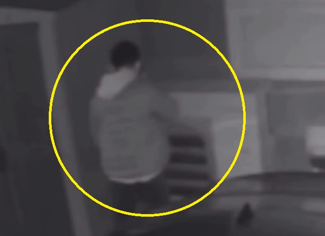 한 건물 외벽에 설치된 에어컨 실외기에 노상방뇨를 하는 남성의 모습이 온라인에 공개됐다. 보배드림 인스타그램 캡처