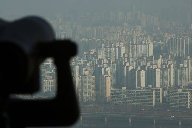 지난 1월 8일 서울 여의도 63스퀘어 전망대에서 바라본 아파트. 연합뉴스