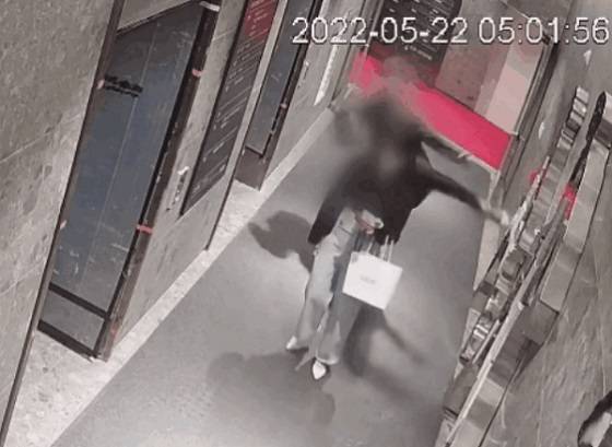 지난해 발생한 '부산 서면 돌려차기 사건' 당시 CCTV 원본 영상이 공개됐다. JTBC '사건반장' 캡처