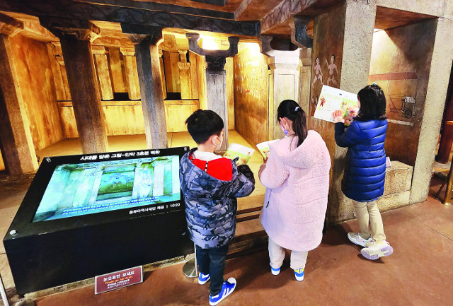 추운 겨울에는 실내에서 즐길 수 있는 박물관 여행이 인기다. 롯데월드 민속박물관을 찾은 초등학생들이 겨울방학 역사 교육프로그램에 참여하고 있다. 롯데월드 제공