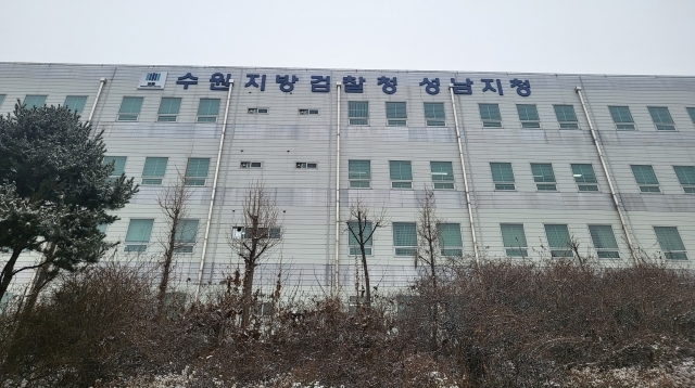 윤홍근 전 제너시스BBQ 회장이 배임 혐의로 재판에 넘겨졌다. 수원지검 성남지청