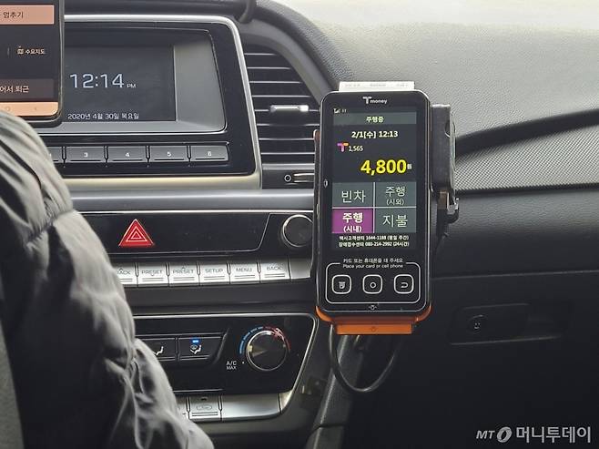 서울 중형택시 기본요금이 2월 1일 오전 4시부터 3800에서 4800원으로 1000원 인상됐다. 사진은 기본 요금 4800원이 적혀있는 택시 안 미터기. /사진= 하수민 기자