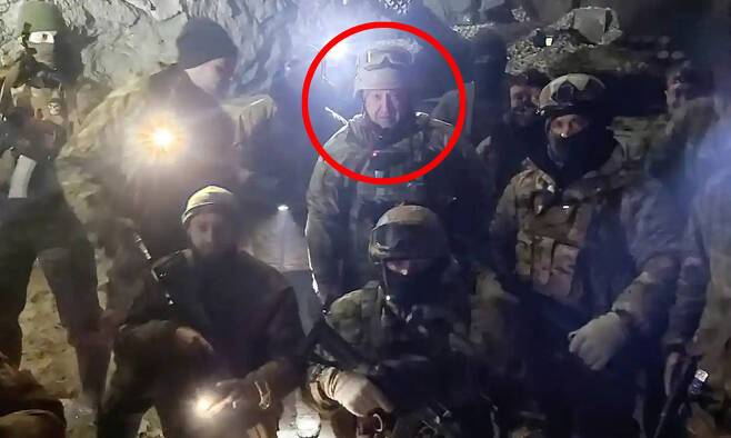 예브게니 프리고진 바그너 그룹 수장(빨간색 동그라미)이 용병들과 함께 우크라이나 동부 마을 솔레다르의 한 광산으로 보이는 장소에서 기념 사진을 찍었다.