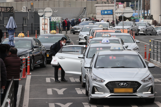 택시들이 서울역 승차장에서 승객을 기다리며 정차해 있다. 연합뉴스