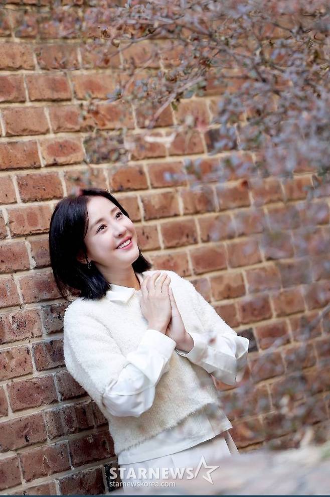 배우 박은혜가 1일 오후 서울 강남구 논현동 한 카페에서 진행된 tvN 드라마 '환혼' 시리즈 종영 인터뷰에 앞서 포즈를 취하고 있다.  박은혜는 극 중 진초연(아린 분)의 엄마인 진호경 역을 맡았다. 진호경은 진요원을 지키기 위해 사력을 다하는 인물로 미워할 수 없는 악역을 연기해 시청자들의 눈길을 사로잡았다. /사진=김창현 기자 chmt@