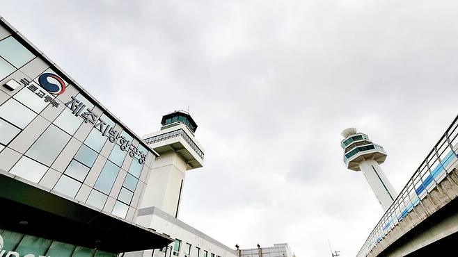 옛 관제탑과 현재의 관제탑     (제주=연합뉴스) 변지철 기자 = 지난 1월 27일 촬영한 제주공항 관제탑의 모습. 좌측 관제탑이 지난 1983년 건설한 옛 관제탑이고 우측이 2004년 건설한 현재의 관제탑이다. 2023.2.1