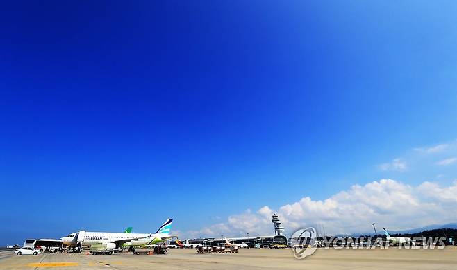 눈부시게 푸른 제주공항 하늘 (제주=연합뉴스) 제주국제공항 활주로에서 바라본 하늘이 눈부시게 푸르다. [연합뉴스 자료사진]