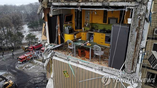 1월 러시아 미사일 공격에 내부가 다 드러난 우크라이나 드니프로의 한 아파트 [로이터=연합뉴스 자료사진. 재판매 및 DB 금지]