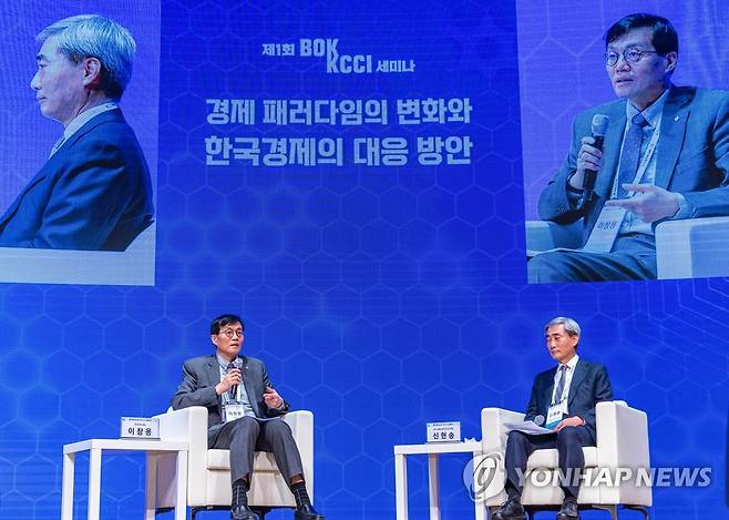 한은-대한상의 공동세미나에서 대담하는 이창용 한국은행 총재 (서울=연합뉴스) 황광모 기자 = 이창용 한국은행 총재(왼쪽)가 1일 오전 서울 중구 대한상의 국제회의장에서 '경제 패러다임의 변화와 한국경제의 대응 방안'을 주제로 열린 한은-대한상의 공동세미나에서 신현송 국제결제은행(BIS) 경제보좌관 겸 조사국장과 대담하고 있다. 2023.2.1 hkmpooh@yna.co.kr
