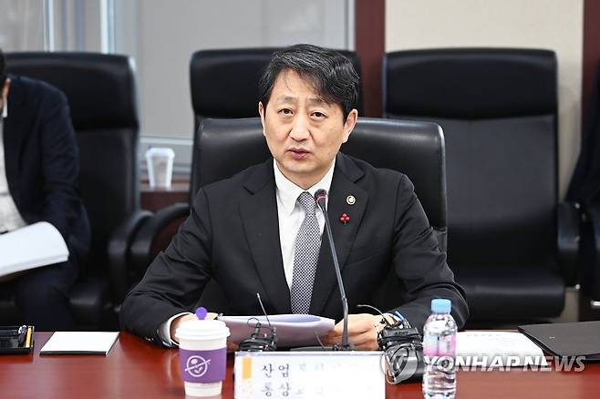 수출상황점검회의 주재하는 안덕근 통상교섭본부장 (서울=연합뉴스) 안덕근 산업통상자원부 통상교섭본부장이 1일 서울 종로구 무역보험공사에서 열린 제1차 수출상황점검회의를 주재하고 있다. 2023.2.1 [산업통상자원부 제공. 재판매 및 DB 금지] photo@yna.co.kr