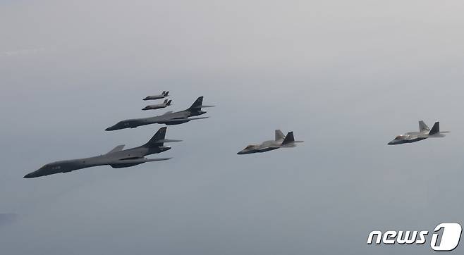 한미 공군이 1일 서해 상공에서 연합공중훈련을 하고 있다. 이날 훈련에는 우리측의 F-35A 전투기와 미측의 B-1B 전략폭격기 및 F-22·F-35B 전투기 등이 참여했다. (국방부 제공) 2023.2.2/뉴스1