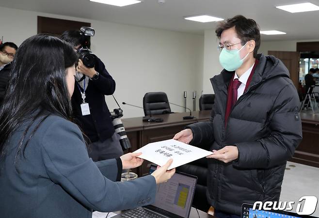 국민의힘 당권 주자인 조경태 의원이 2일 서울 여의도 중앙당사에서 당대표 후보 등록을 하고 있다. (공동취재) 2023.2.2/뉴스1 ⓒ News1 유승관 기자