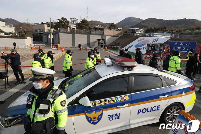 2일 오전 박근혜 전 대통령 생일 축하 행사가 예고된 대구 달성군 유가읍 사저 주변에서 경찰이 주변을 통제하고 있다. 2023.2.2/뉴스1 ⓒ News1 공정식 기자