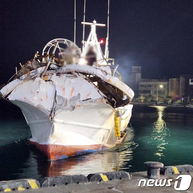 경북 경주시 감포 남동방 약 15km 해상에서 선원 9명이 탄 어선 A호(29톤)와 1600톤급 상선이 충돌해 A호 선수가 파손됐다.(포항해양경찰서제공)2023.2.2/뉴스1