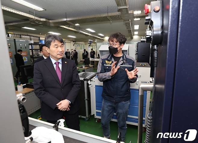 이주호 사회부총리 겸 교육부 장관이 1일 오후 산업수요맞춤형 고교인 경북 구미시 금오공업고등학교를 찾아 정밀기계동 및 용접실습실을 둘러보고 있다. (교육부 제공) 2023.2.1/뉴스1