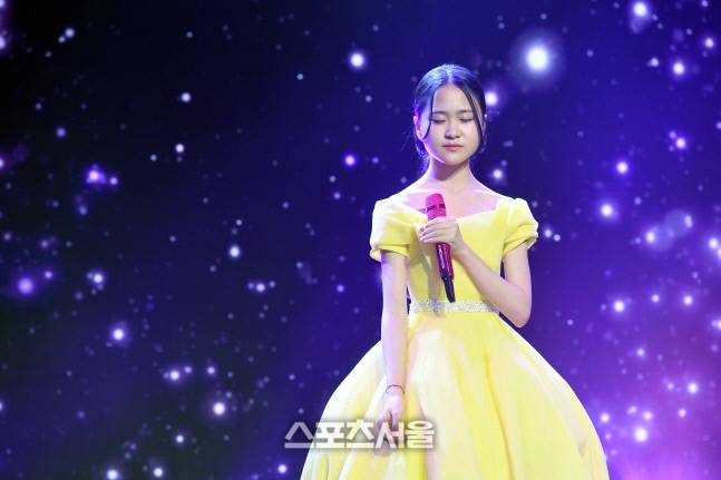 가수 김다현이 2일 오후 서울 강남구 일지아트홀에서 열린 2집 정규앨범 ‘열 다섯’ 발매 쇼케이스에서 트리플 타이틀곡 중 하나인 ‘이젠 알겠더이다’를 열창하고 있다. 박진업기자 upandup@sportsseoul.com