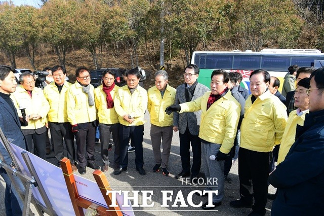 김진부 경남도의회 의장을 비롯한 의장단이 2일 국도77호선 남해-여수 해저터널공사 현장을 방문해 추진상황 등을 점검하고 있다./경남도의회