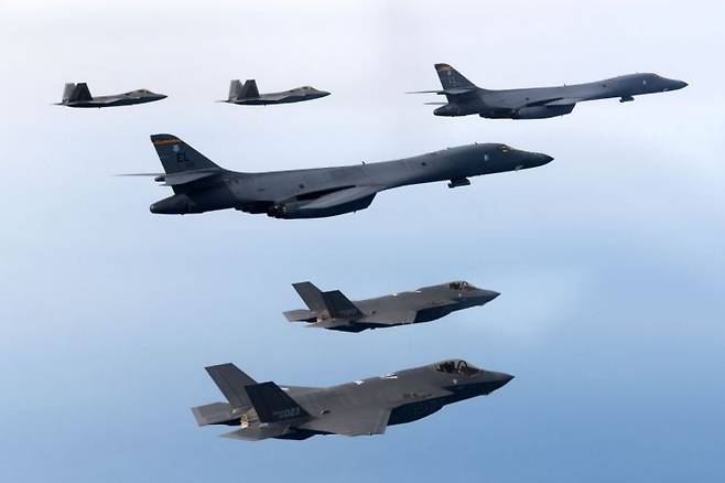 한미 공군이 1일 서해 상공에서 우리 측의 F-35A 전투기와 미국의 B-1B 전략폭격기, F-22·F-35B 전투기 등이 출격한 가운데 올해 첫 연합공중훈련을 실시하고 있다. [사진제공=국방부]