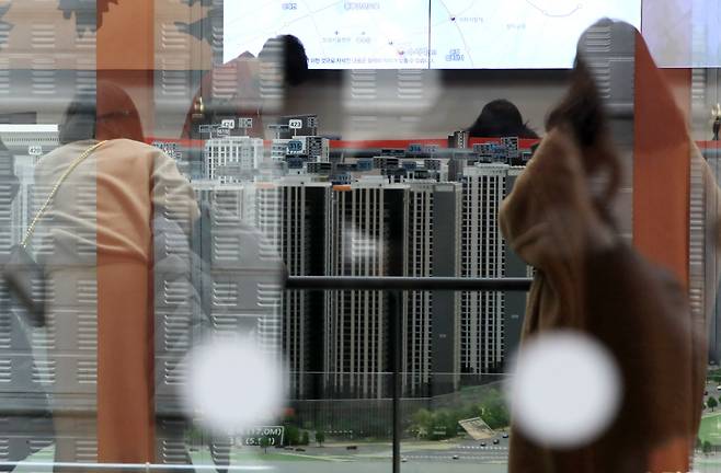 '올림픽파크포레온'(둔촌주공) 정당계약 체결 마감일인 17일 서울 강동구 둔촌주공 견본주택에서 시민들이 아파트 단지 모형을 살펴보고 있다. / 뉴스1