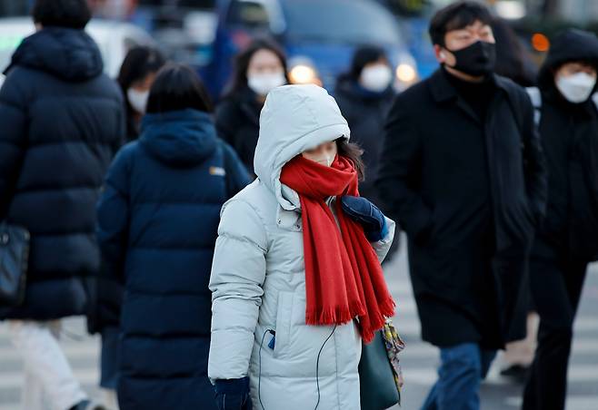 추위가 이어진 지난달 28일 오전 서울 광화문 거리에서 두터운 옷을 입은 시민들이 지나가고 있다. /뉴스1