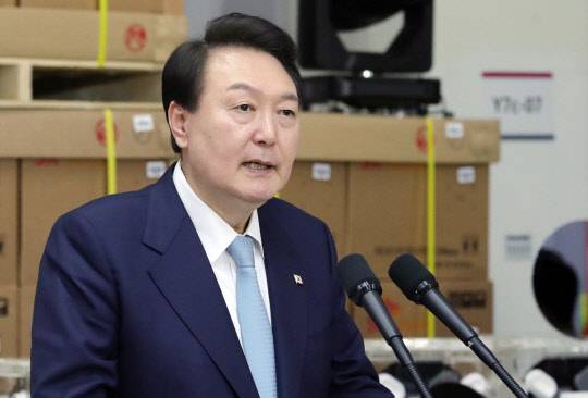 윤석열 대통령이 1일 경상북도 구미시 SK 실트론에서 열린 반도체 웨이퍼 증설 투자협약식에 참석, 격려사를 하고 있다. 대통령실통신사진기자단=연합뉴스