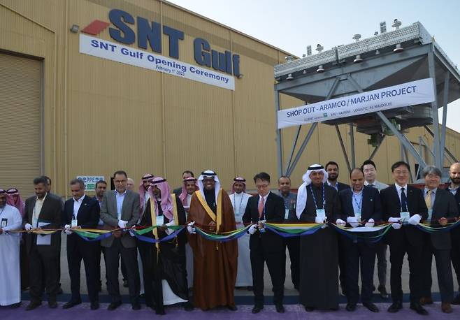 사우디아라비아와 SNT의 고위 관계자들이 SNT걸프 공장 증석 기념식에서 테이프 커팅을 하고 있다. SNT에너지 제공