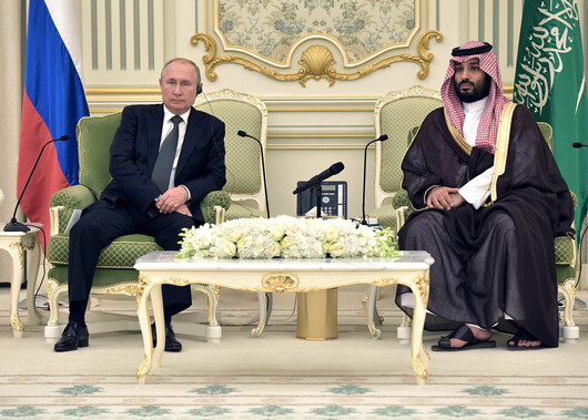무함마드 빈 살만 사우디 왕세자(오른쪽)가 2019년 10월 사우디아라비아 리야드에서 블라디미르 푸틴 러시아 대통령과 회담하고 있다. 로이터 연합뉴스