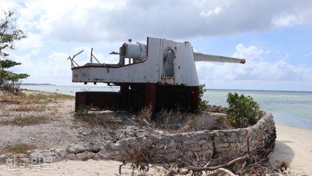 키리바시 타라와섬 베티오의 해안가에 남아있는 일본군 해안포. 1943년 '타라와 전투' 때 사용한 것으로 추정된다. 베티오(키리바시)=장수현 기자