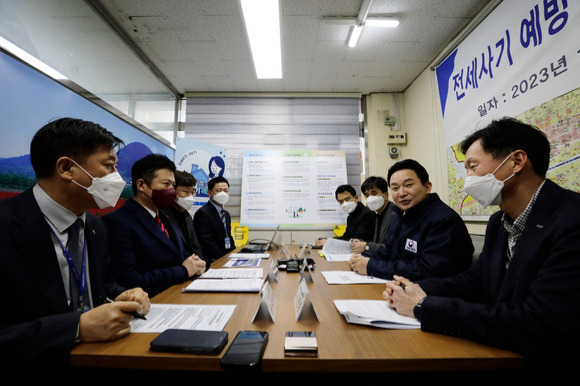 원희룡 국토교통부 장관이 지난달 29일 빌라왕 전세사기 사건과 관련해 서울 강서구 한 공인중개사무소를 찾아 김태우 강서구청장, 한국공인중개사협회 관계자들과 전세사기 근절 방안 등을 토의하고 있다. [사진=뉴시스]