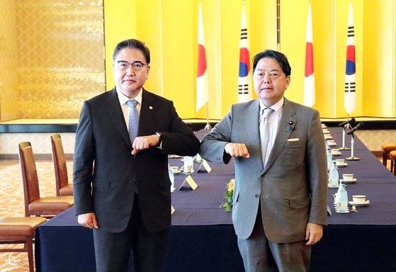 지난해 7월 18일 일본 도쿄의 외무성 이쿠라공관에서 박진 한국 외교부 장관(왼쪽)과 하야시 요시마사 일 외상이 회담에 앞서 인사를 나누고 있다. 연합뉴스